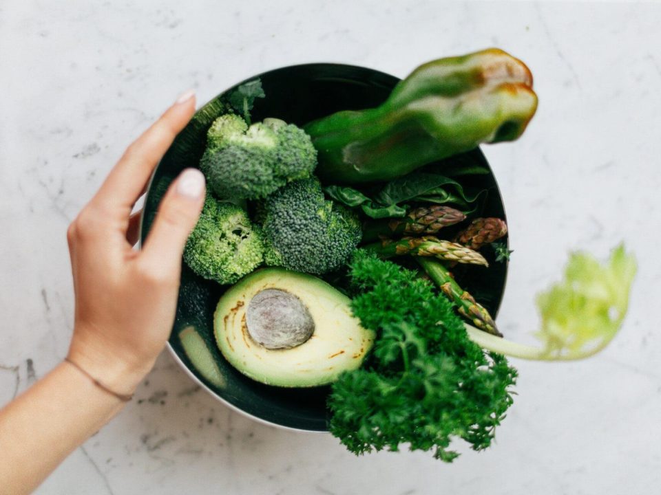 zdrowie weganizm warzywa dieta - miska z zielonymi warzywami