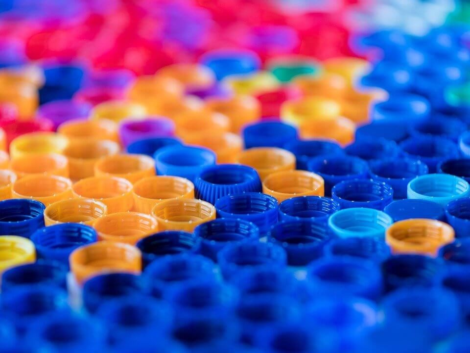 plastik ekologia - zbliżenie na kolorowe nakrętki